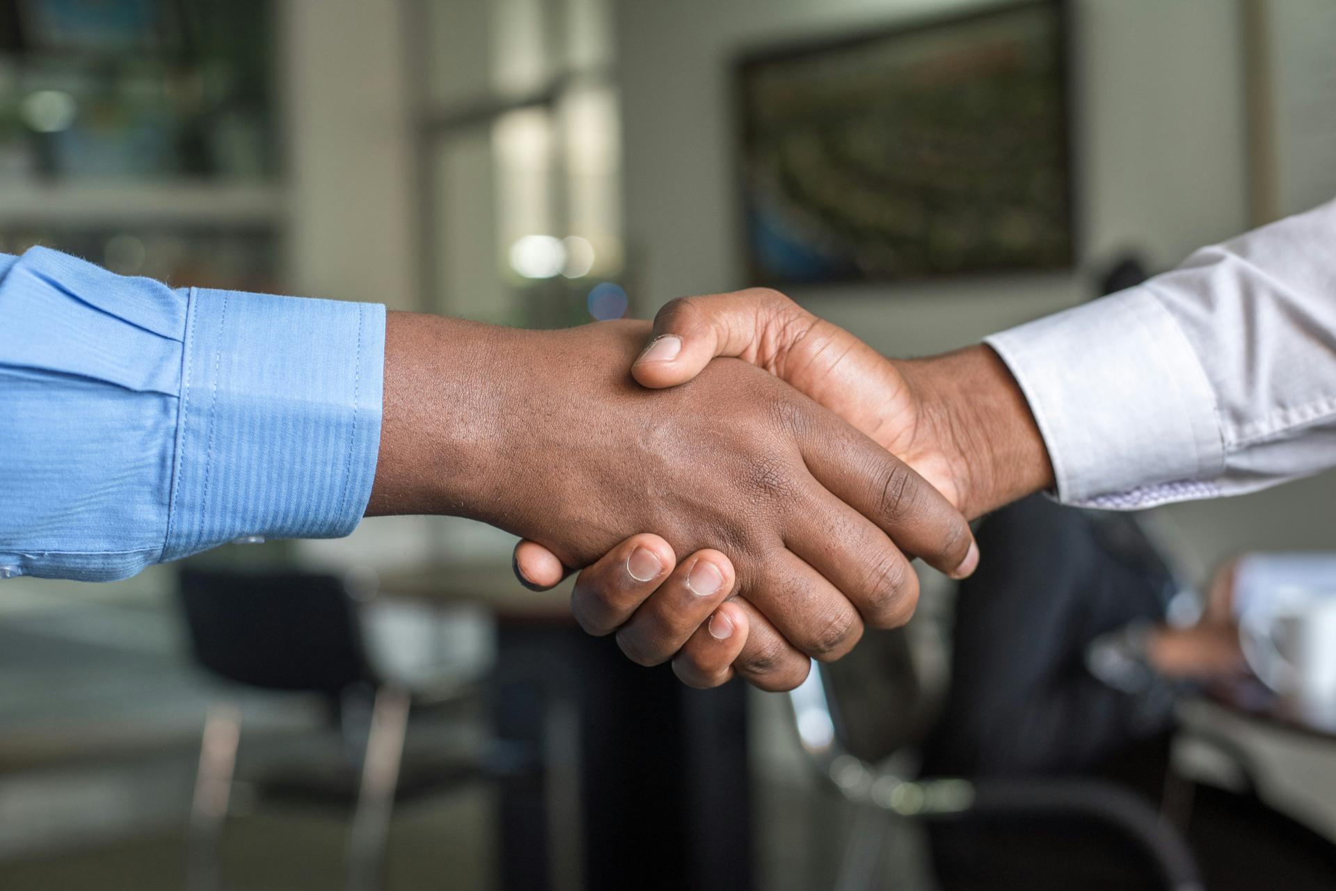 Stretta di mano tra consulente e imprenditore